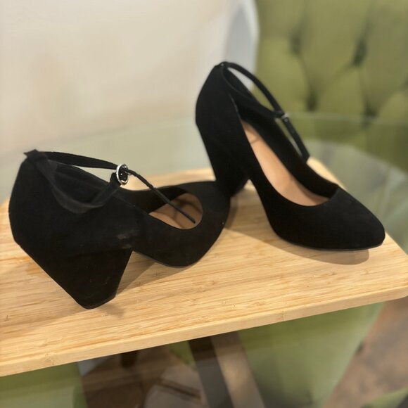 Black Velvet Pumps 10 WIDE Width - Picture 3 of 4